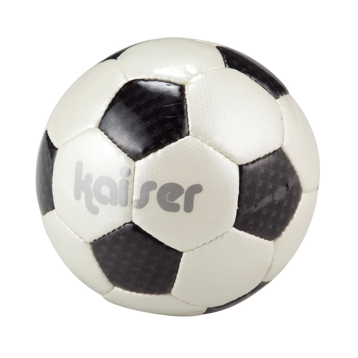 サッカーボールの構造を示す断面図。価格と性能に関わる表皮、補強層、チューブといった各素材の役割を視覚的に説明。